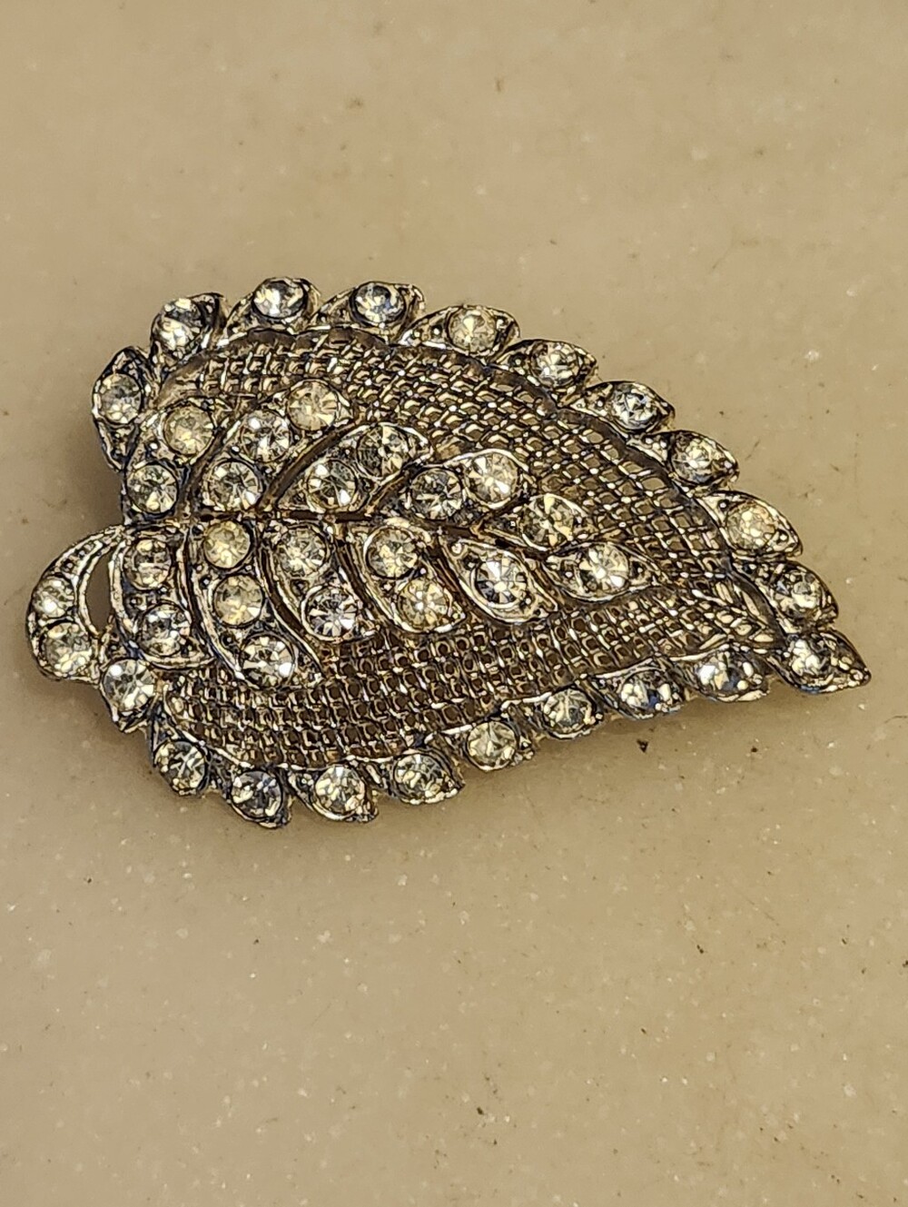 Stylish Silver Tone Rhinestone Leaf Brooch